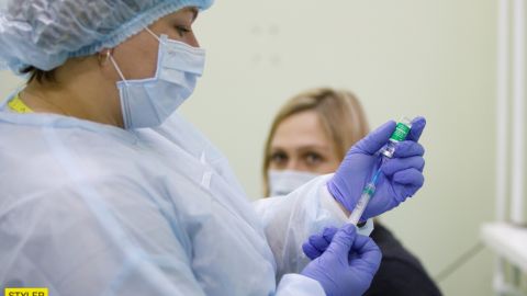 Как оккупанты вакцинируют жителей Крыма: в сети показали "пандемичное" фото