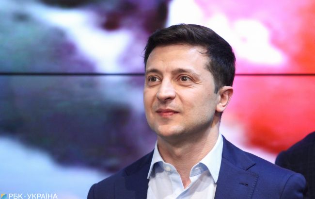 Зеленський "зарядився позитивом" в полі соняхів: з'явилося фото