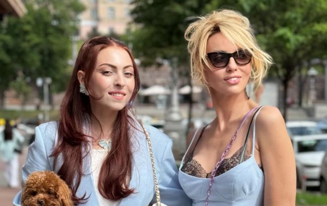 Как две сестры: Полякова с дочерью показали модный family look