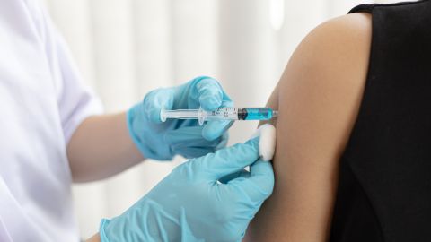 Выглядит как издевательство: украинцы за вакцинацию "разнесли" известного писателя