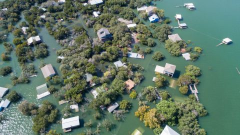 Частина Японії пішла під воду: відео повені і перші подробиці