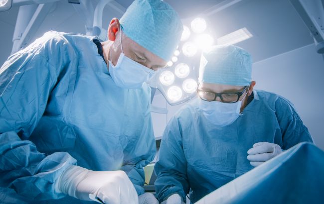 Лікарі-герої: львівські хірурги провели першу операцію з пересадки серця