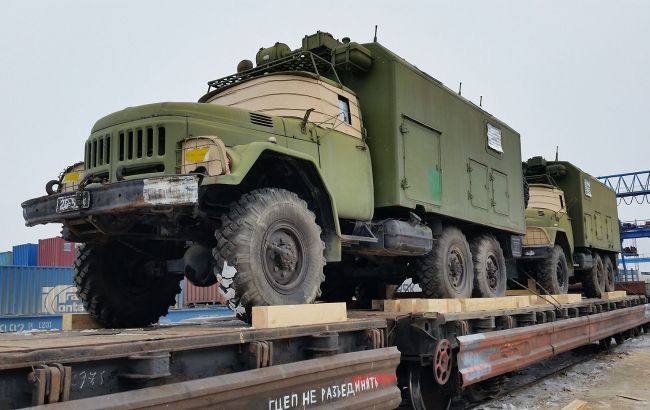 Чи свідчать відео поїздів з рідкісною технікою про дефіцит в РФ: пояснення Defense Express
