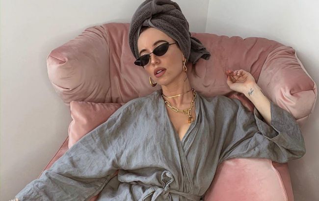 Ікона стилю: Надю Дорофєєву в гламурному костюмі помітили в метро (відео)