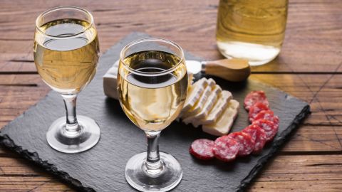 Вино і сир: вчені знайшли несподівану користь їх вживання