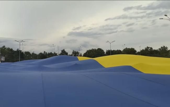 У Сумах розгорнули один з найбільших прапорів України