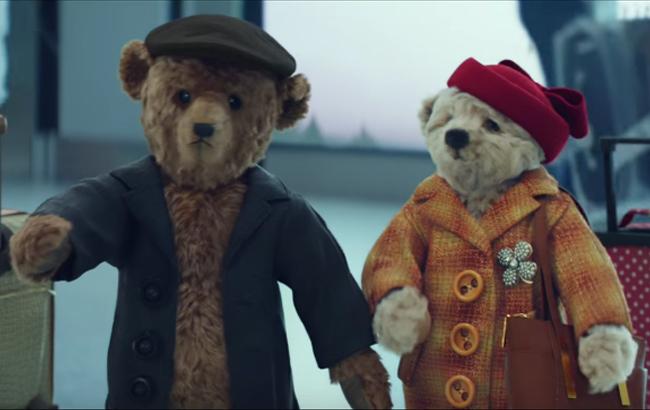 Трогательный ролик о рождественском путешествии плюшевых мишек стал хитом сети