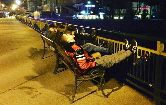 В Ужгороде молодежь устроила &ldquo;лавочный бунт&rdquo;