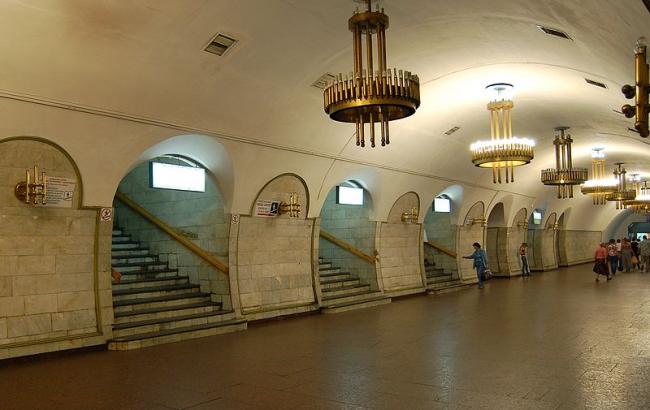 "Пробачте всі": у центрі Києва на станції метро знесли МАФи