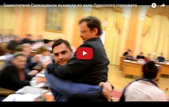 Дело Барны живет: зама Саакашвили вынесли из сессионного зала на руках с букетом