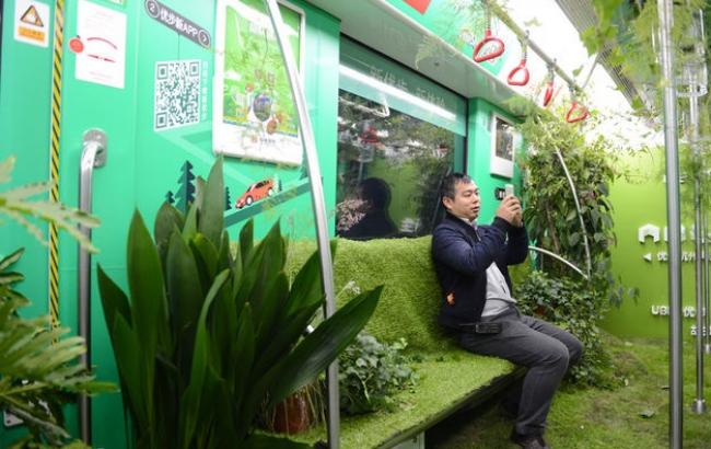 В Китае запустили вагон метро с живым лесом внутри