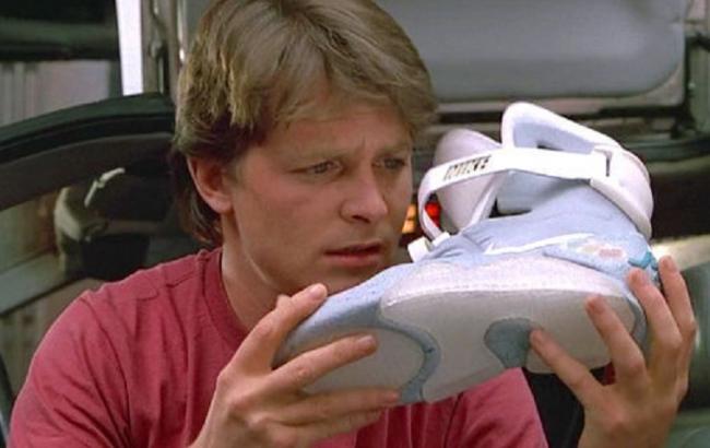 Назад у майбутнє: Nike почала продавати самозашнурованнi кросівки