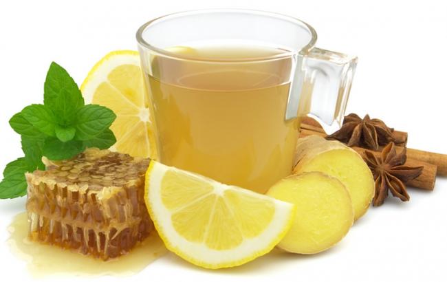 Врачи сообщили, почему вредно пить много воды при простуде