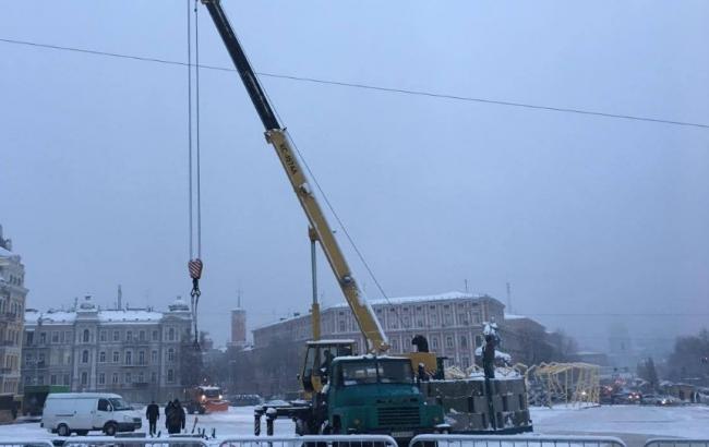Свято наближається: в центрі Києва розпочали встановлення постаменту для новорічної ялинки