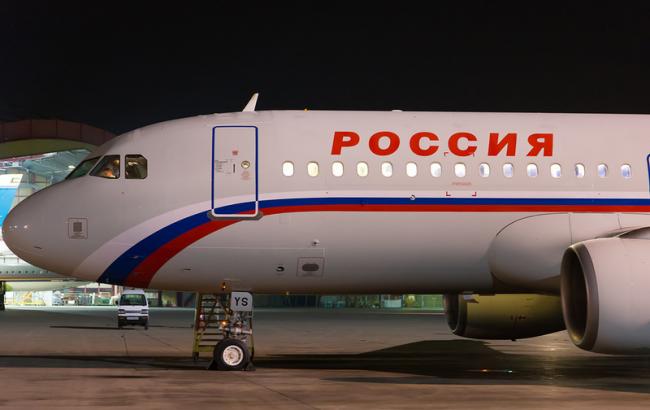 В России аварийно сел пассажирский самолет с "дырявой" кабиной пилотов