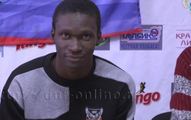 Футболист-нигериец требует от Захарченко миллион после получения "гражданства ДНР"