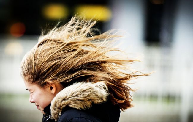 Синоптики попереджають про пориви вітру і ожеледь на дорогах України 10 грудня