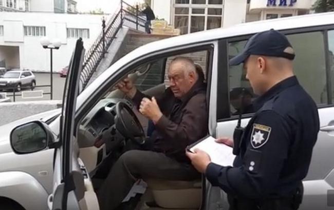 Пьяный кандидат в мэры Харькова предлагал взятку полицейским