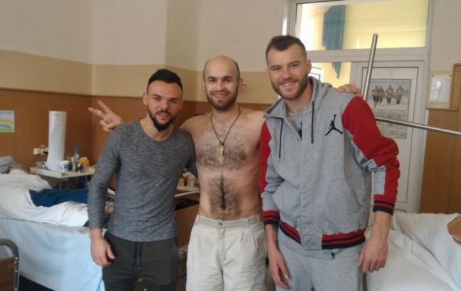 Футболісти "Динамо" відвідали в госпіталі воїнів АТО
