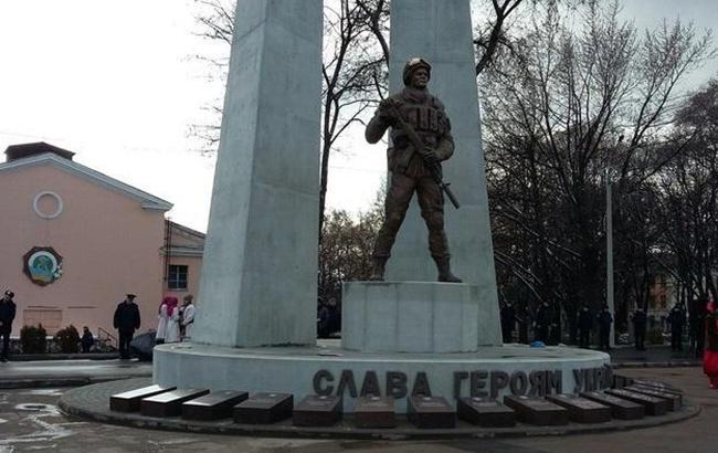 Бойцам, воюющим на Донбассе, установили первый в Украине памятник