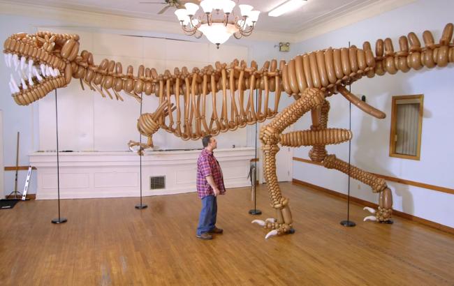 Из 1400 воздушных шариков создали скелет тираннозавра: опубликовано видео скульптуры