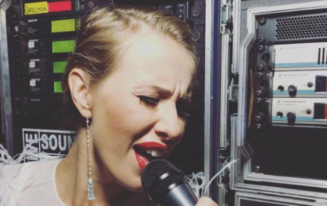 Когда у подружки праздник: молодая мама Ксения Собчак повеселилась в шикарном платье