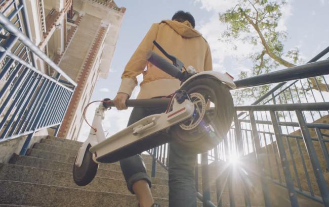 У Китаї показали електросамокат, який здатний проїхати 30 км