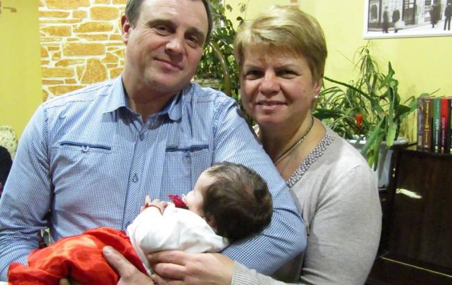 Волонтер из Испании крестила ребенка раненого украинского бойца