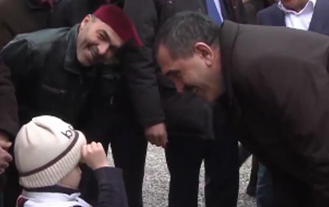 Глава Ингушетии ножом срезал помпон с шапки маленького мальчика