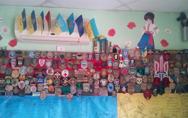 В патриотичном кафе на Полтавщине стену украсили шевронами солдат, которых здесь кормят бесплатно