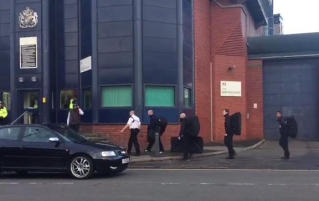 Сотни заключенных устроили бунт в тюрьме в Бирмингеме