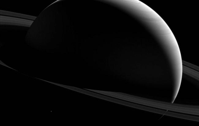 NАSА опубликовали леденящий душу снимок темной стороны Сатурна