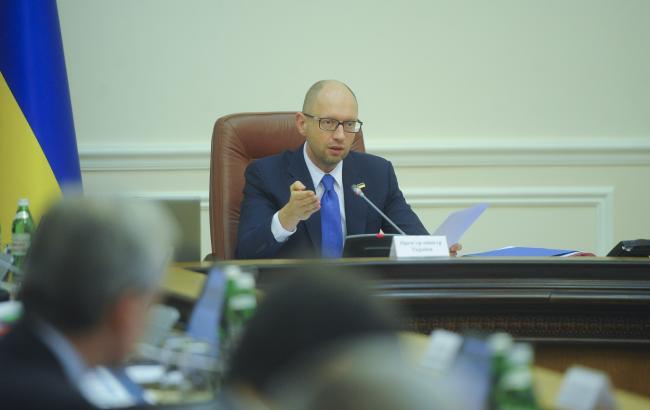 Яценюк хоче позбавляти діппаспортів нардепів, які не підтримають закони щодо безвізового режиму