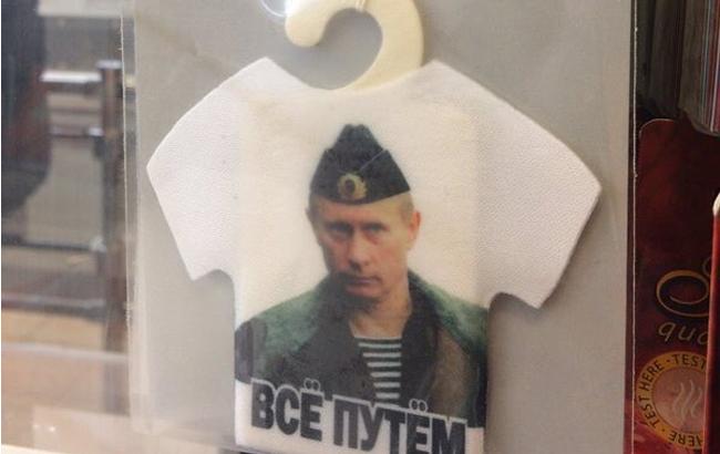 С запахом вранья: Пользователи высмеяли “ароматизатор” с портретом Путина