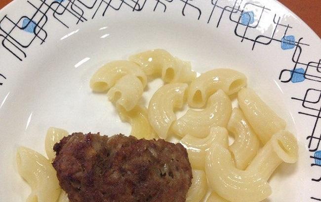 В России ученика отчитали за фото “сытного” школьного завтрака