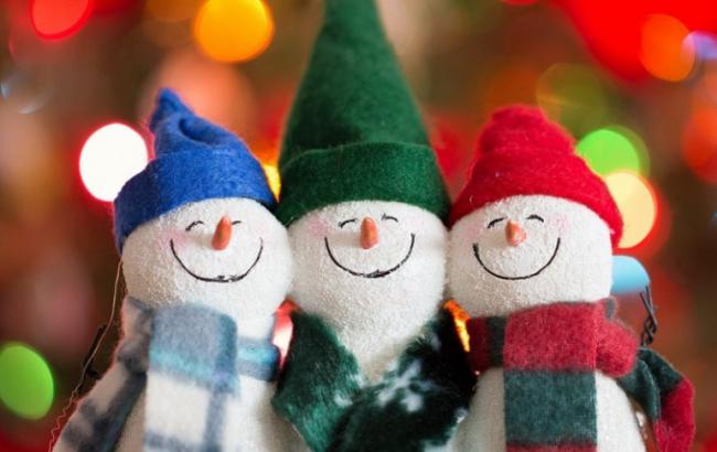 "Манекены" из посольства Великобритании поздравили украинцев с праздниками