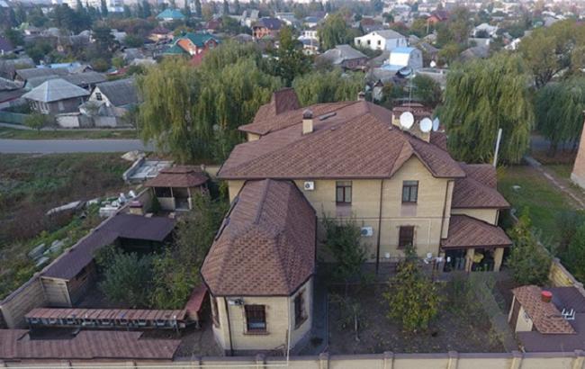 Харьковский судья отстроил семейный особняк на пенсию мамы