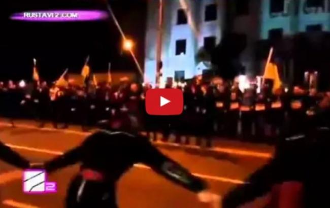 Танцоры "Сухишвили" станцевали перед бывшим посольством РФ в поддержку Савченко