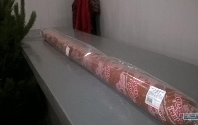 В Одесской области на рынке продают двухметровую колбасу