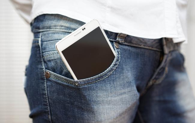 Вчені повідомили про вплив смартфона на чоловіче безпліддя