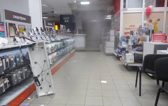 В Киеве неизвестные за 5 минут "обнесли" магазин с техникой