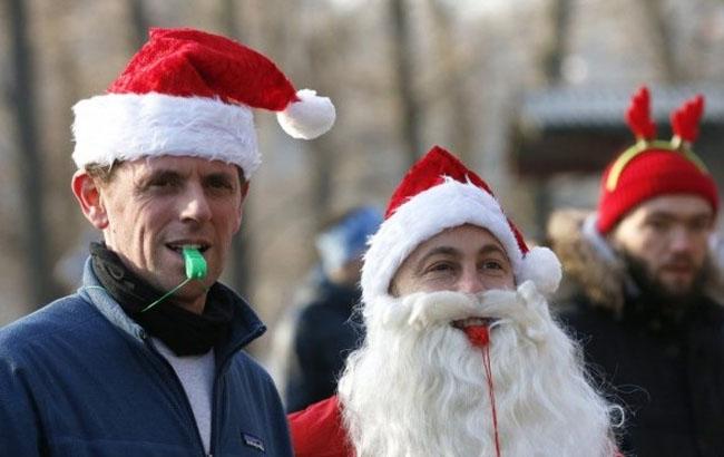 В Киеве сотни Санта Клаусов устроили праздничный забег