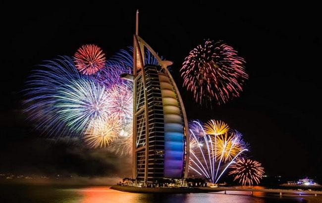 Видео грандиозного шоу фейерверков в Дубае опубликовали в сети