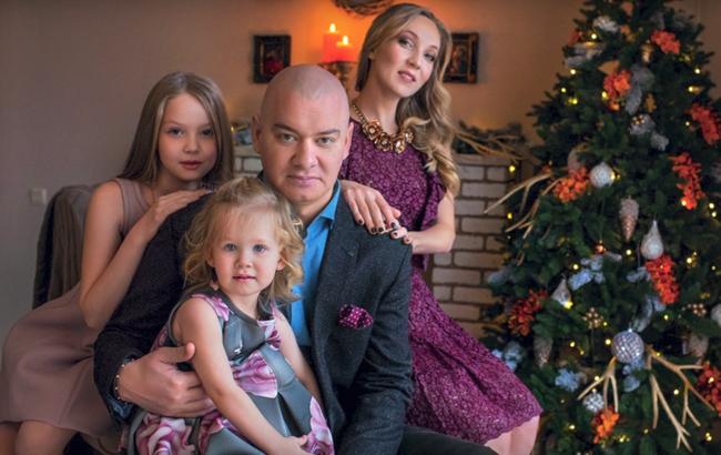 Евгений Кошевой снялся в милом новогоднем видео с женой и дочками