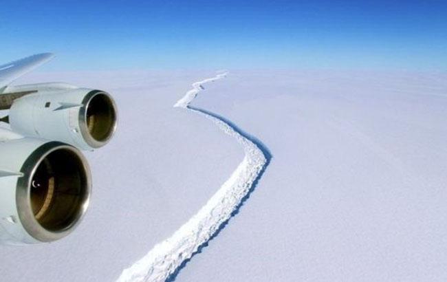 От Антарктиды откалывается огромный айсберг