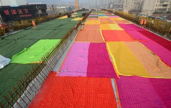 В Китае дорогу укрыли яркими одеялами из-за сильных морозов