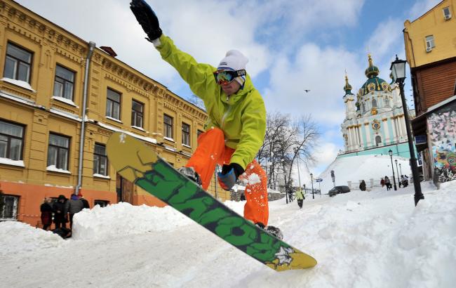 Киевляне катаются на сноубордах по заснеженным улицам города