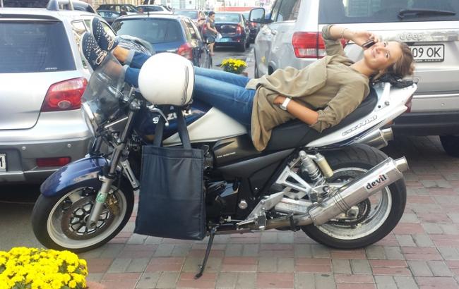 Киевлянка устроила офис прямо на своем мотоцикле