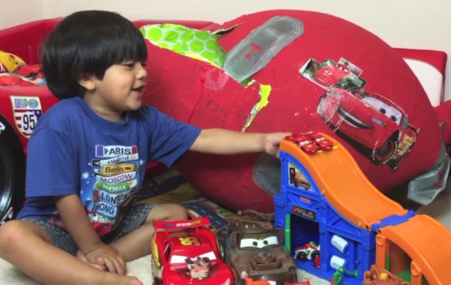П'ятирічний хлопчик заробляє мільйони, граючись з іграшками