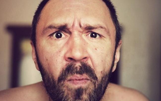 Шнуров принял в подарок от украинского банкира кусок сала